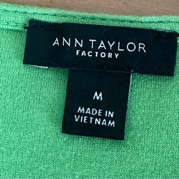 Ann Taylor Factory Green Bell sleeve tshirt - Size Medium Beautiful- EUC - Picture 4 of 6